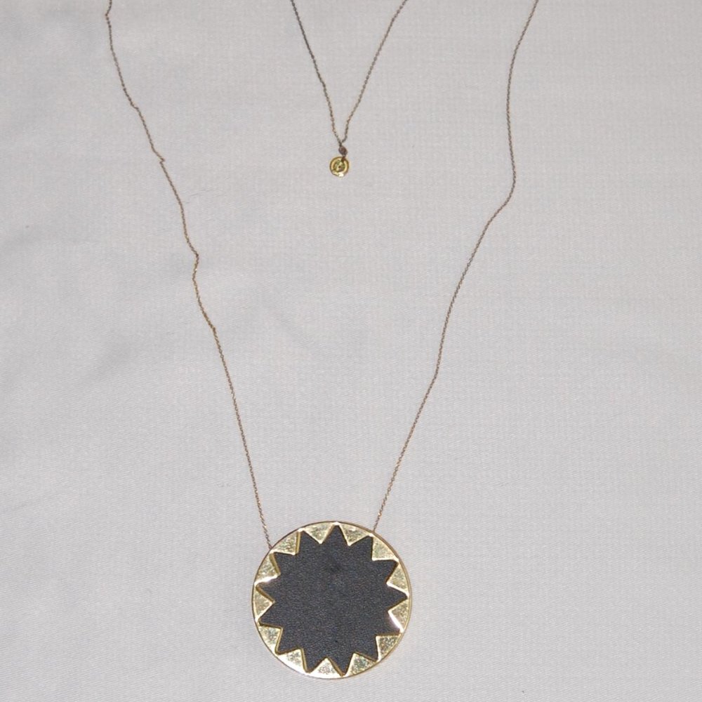 HH 16" Thin Gold Tone Necklace W/ Gold/Black 2" Round Medallion